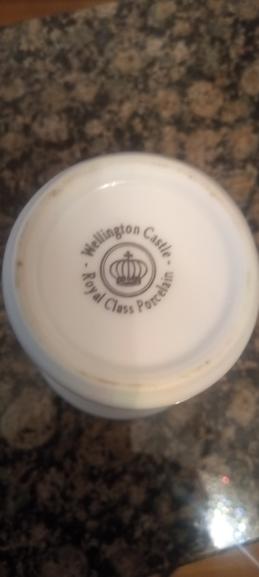 Wellington Castle Royal Class Porcelain Vase - photo 2