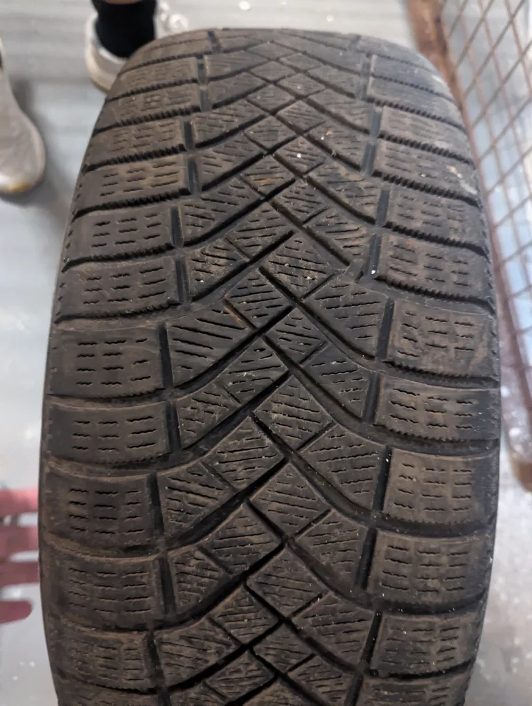 Set of 4 Winter Tires 205/55R16 image indicator(2)