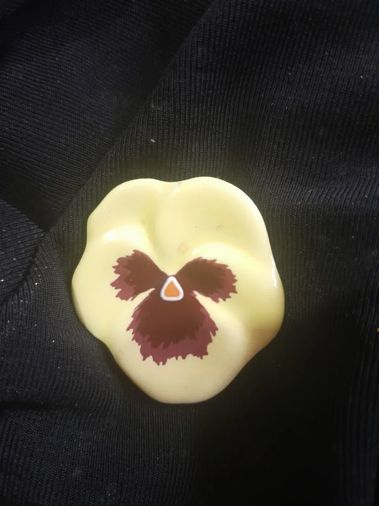 Avon Ceramic  pin thumbnail