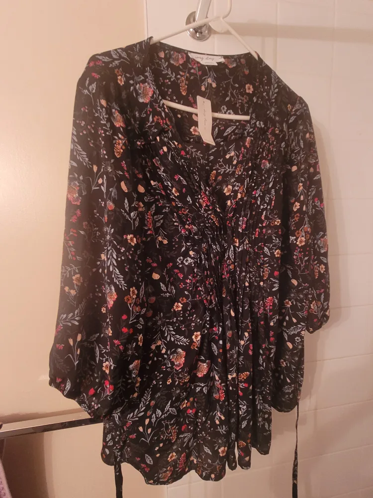 Every Story Floral Blouse - Size 1X thumbnail