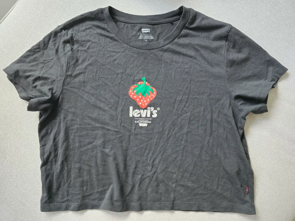 Levi's Strawberry Cropped Jordie Tee - Size M thumbnail