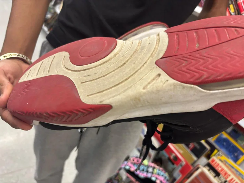 Jordan Max Aura 4 Black/Red Size 11 image indicator(4)