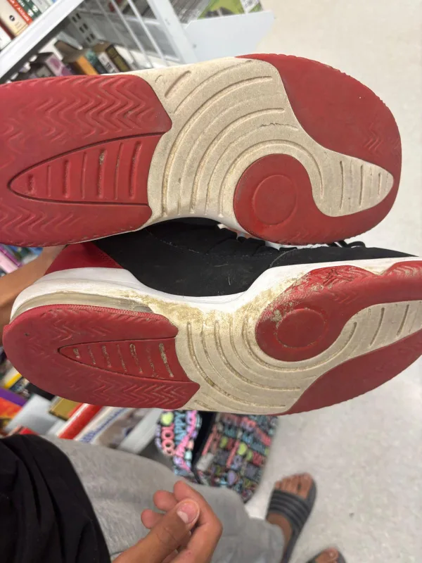 Jordan Max Aura 4 Black/Red Size 11 image indicator(5)