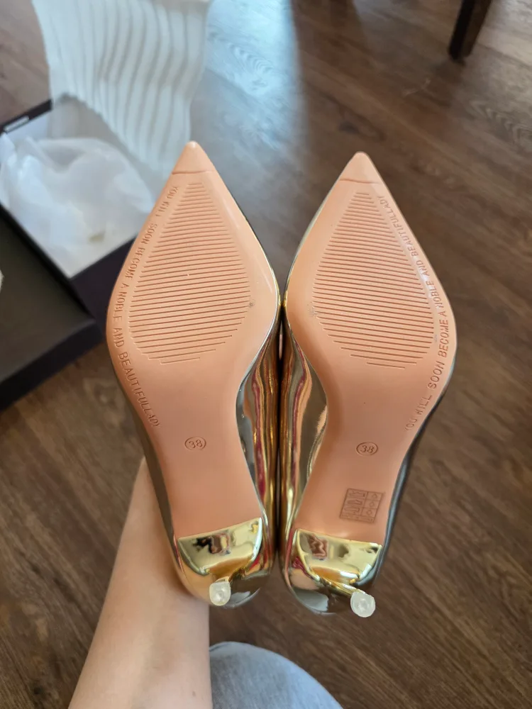 New light Gold Heels - Size 38 image indicator(4)