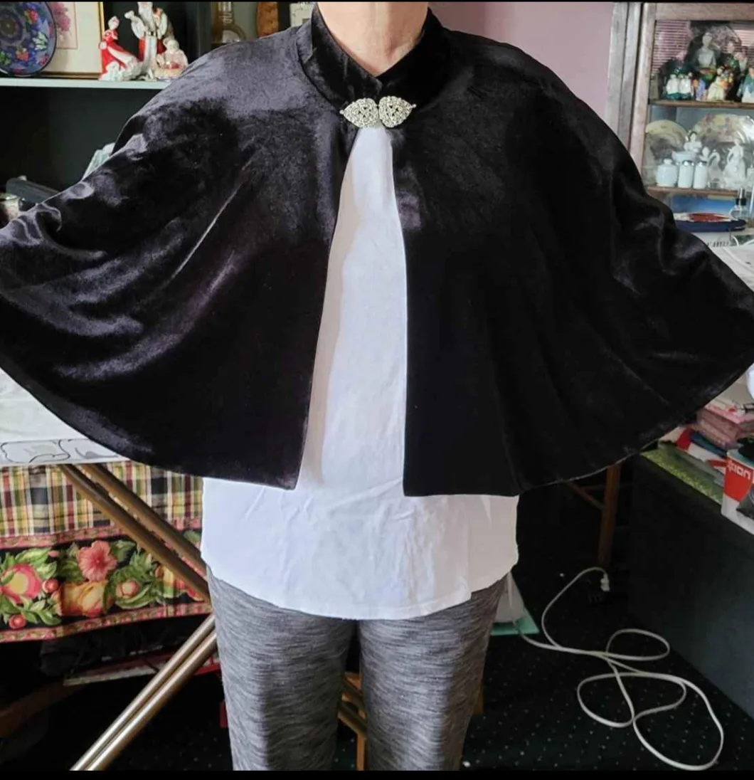 Black Velvet Cape with Broach closure by LAURA, Size L/XL image indicator(3)