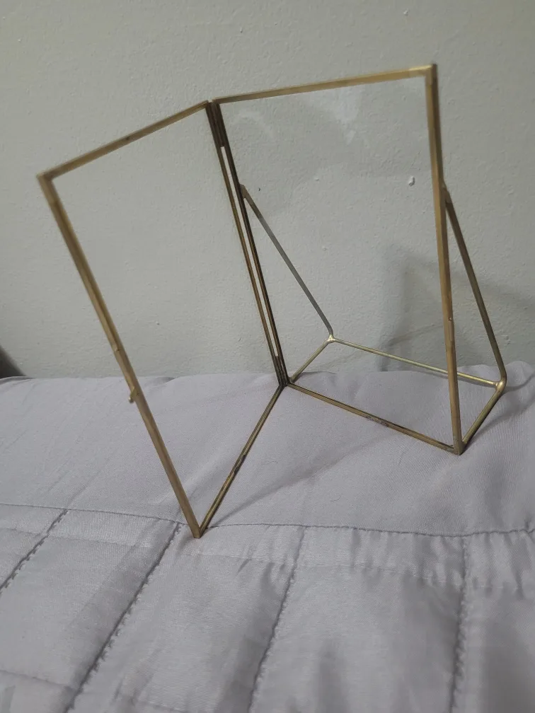 Gold Metal & Glass Picture Frame image indicator(2)