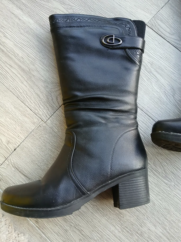 Canada Comfort beautiful black knee high warm boots, size 8 image indicator(6)