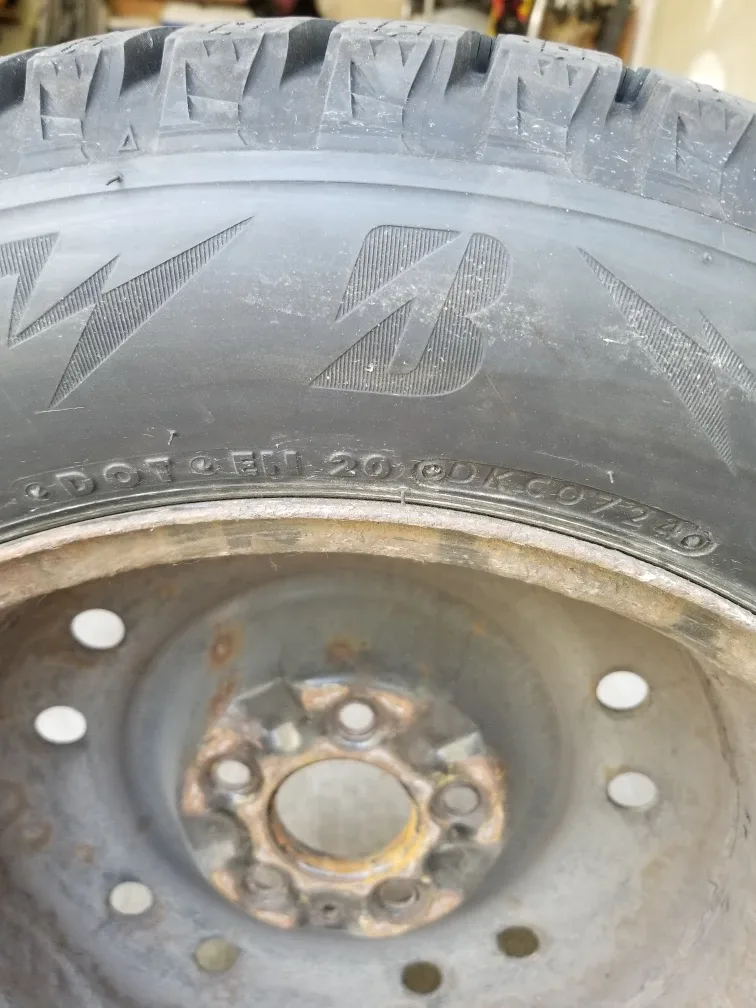 205/60/R16 winter tires (+ rims), Bridgestone, used one season image indicator(6)