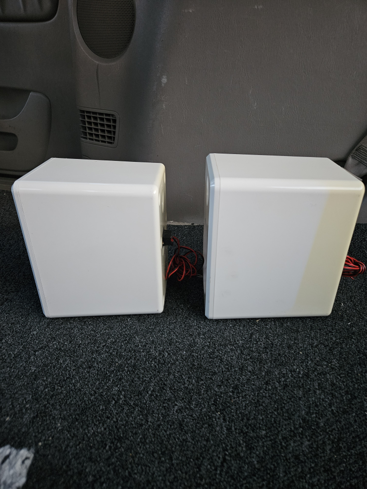 Pair of White Bookshelf Speakers - photo 2