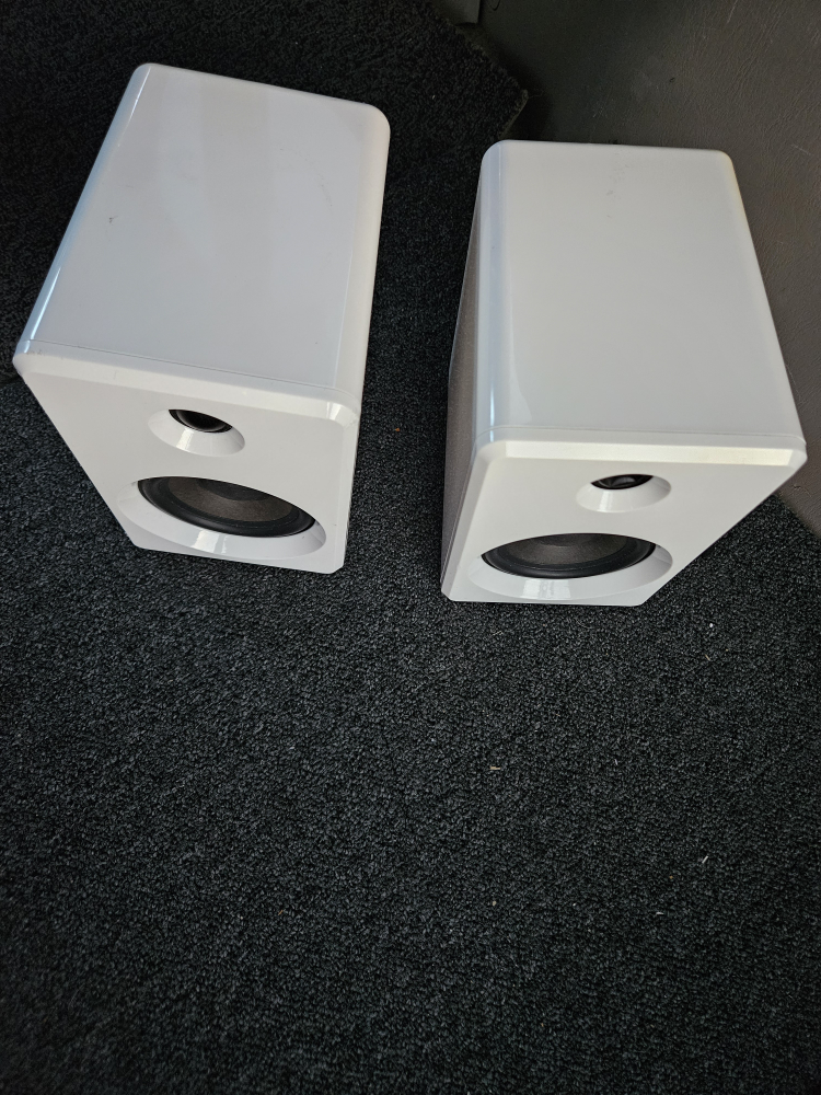Pair of White Bookshelf Speakers - photo 4