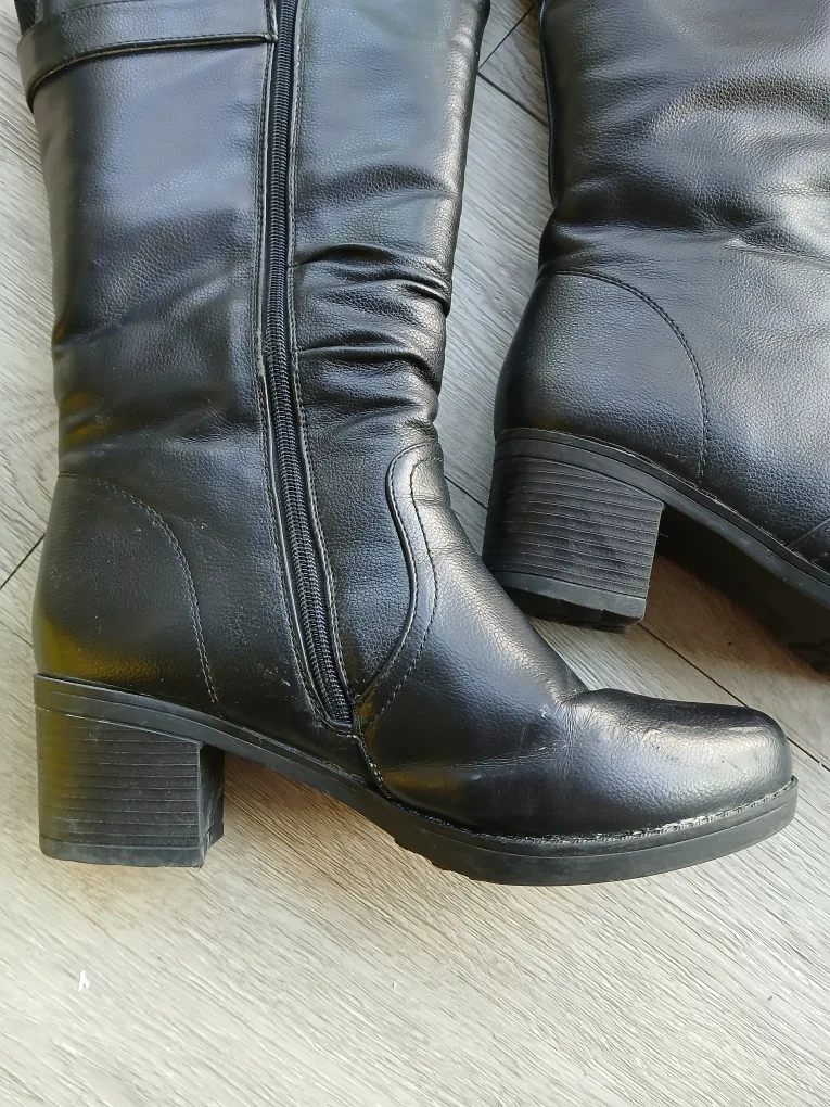 Canada Comfort beautiful black knee high warm boots, size 8 image indicator(4)