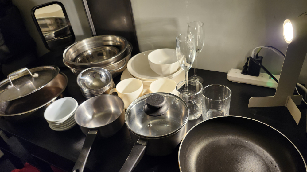 Kitchenware and Cookware Set with lamp