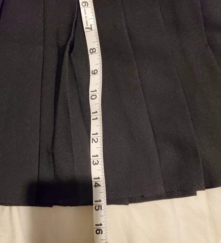 Classic black pleated mini skirt with heart buckle belt image indicator(6)