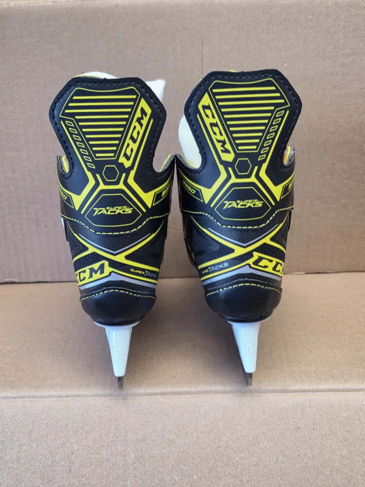 CCM Super Tacks 9260 Youth Ice Skates Size 7 image indicator(2)