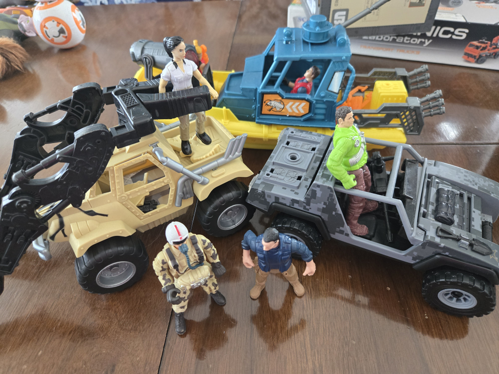 Toy Military Vehicles & Action Figures