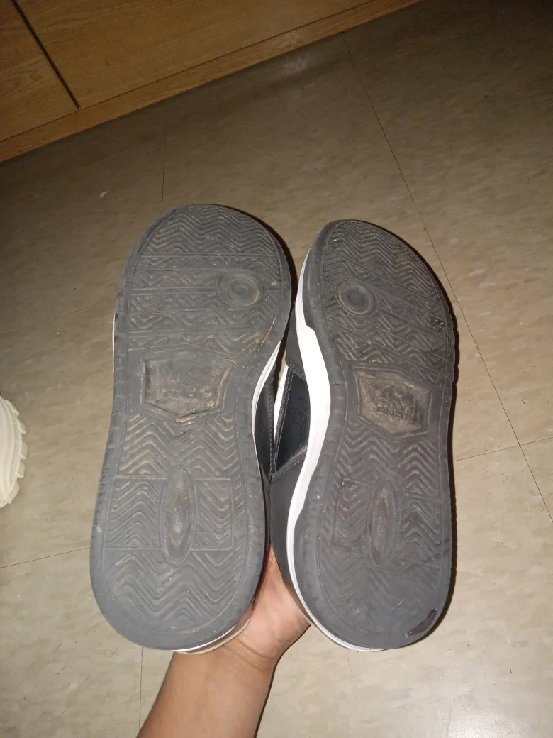 Two sneakers sizes 7.5 and 9 image indicator(10)