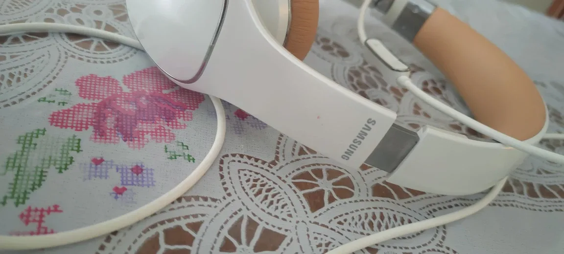 Samsung Headphones - White image indicator(2)