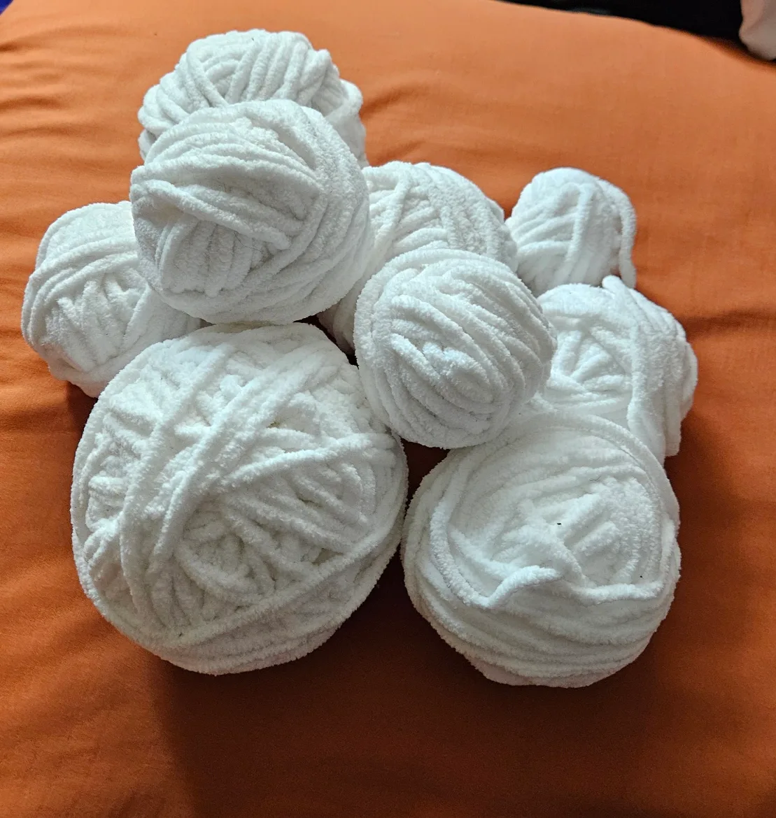 White Yarn Balls image indicator(2)