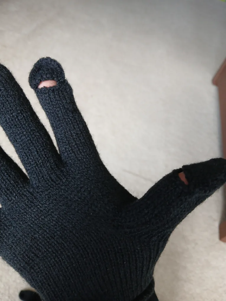 🥕#freecycle Calvin Klein black unisex gloves image indicator(6)