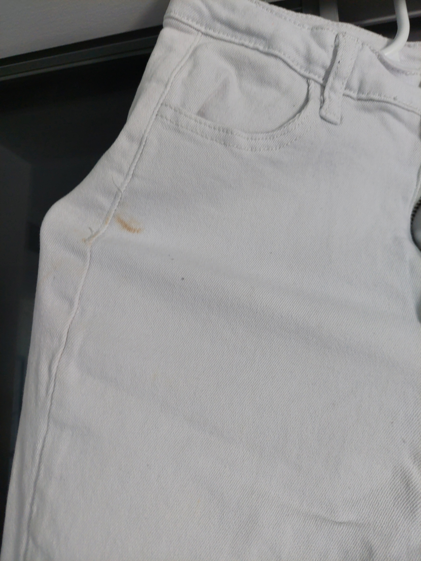 White denim pants