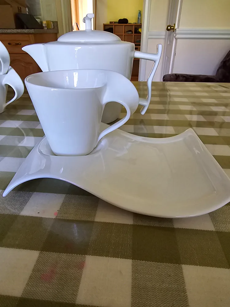 Royal Classic White Tea Set thumbnail