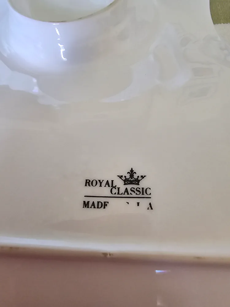 Royal Classic White Tea Set image indicator(3)