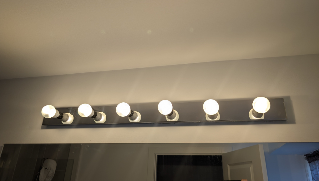 Bathroom Vanity Light – 6 Bulb Hollywood Style