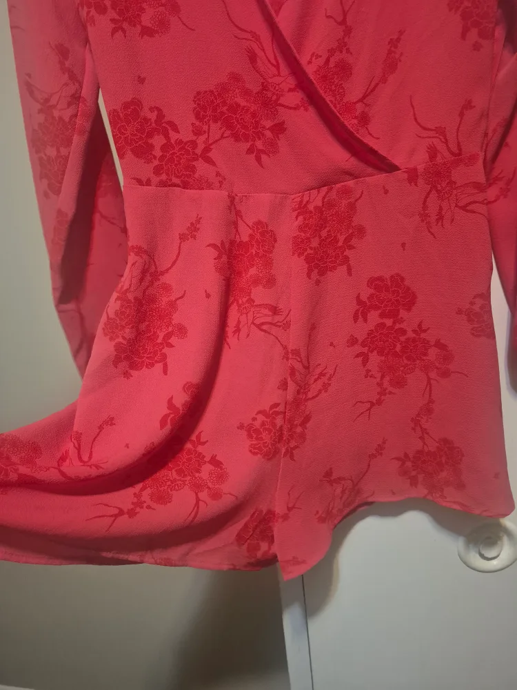 H&M Red Floral Long Sleeve Top - Size 6 image indicator(2)