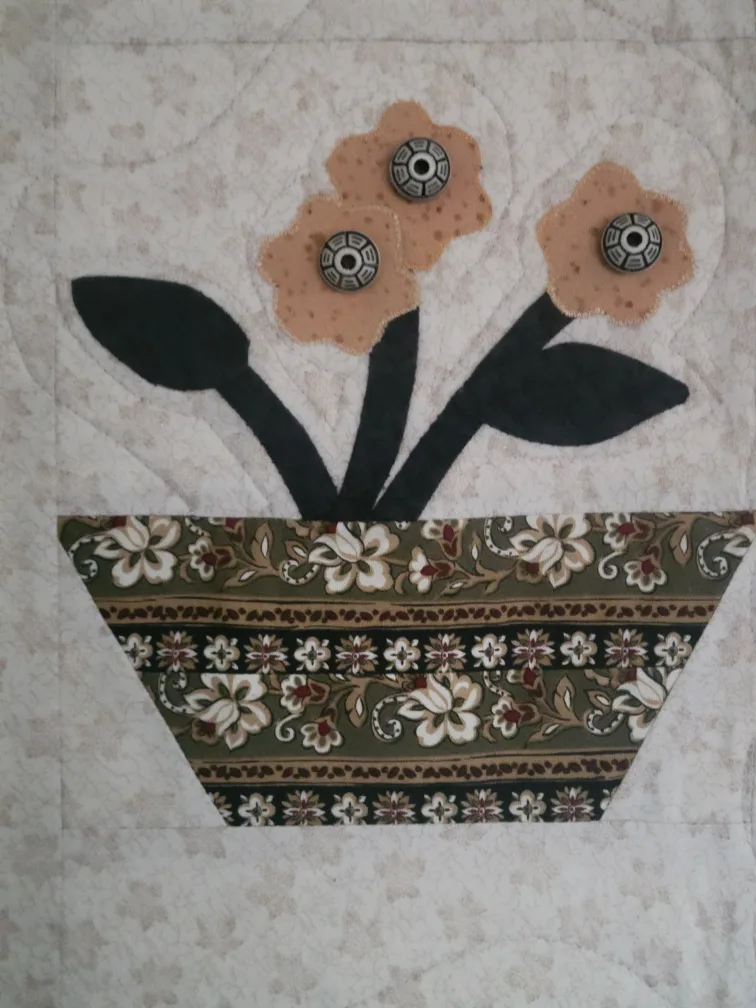 Handmade Floral Appliqué Wall Hanging Quilt. Quilt textile art image indicator(3)