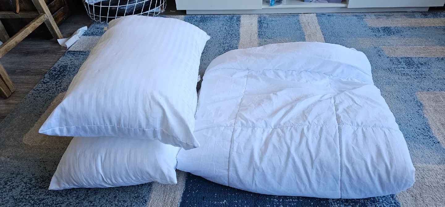 White Bedding Set: Duvet Cover and Pillows thumbnail