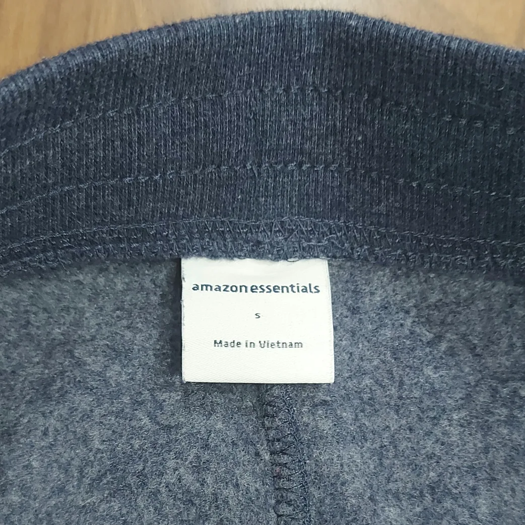 trade or $5! 🛍 cozy like-new sweatpants, fits like a medium image indicator(3)