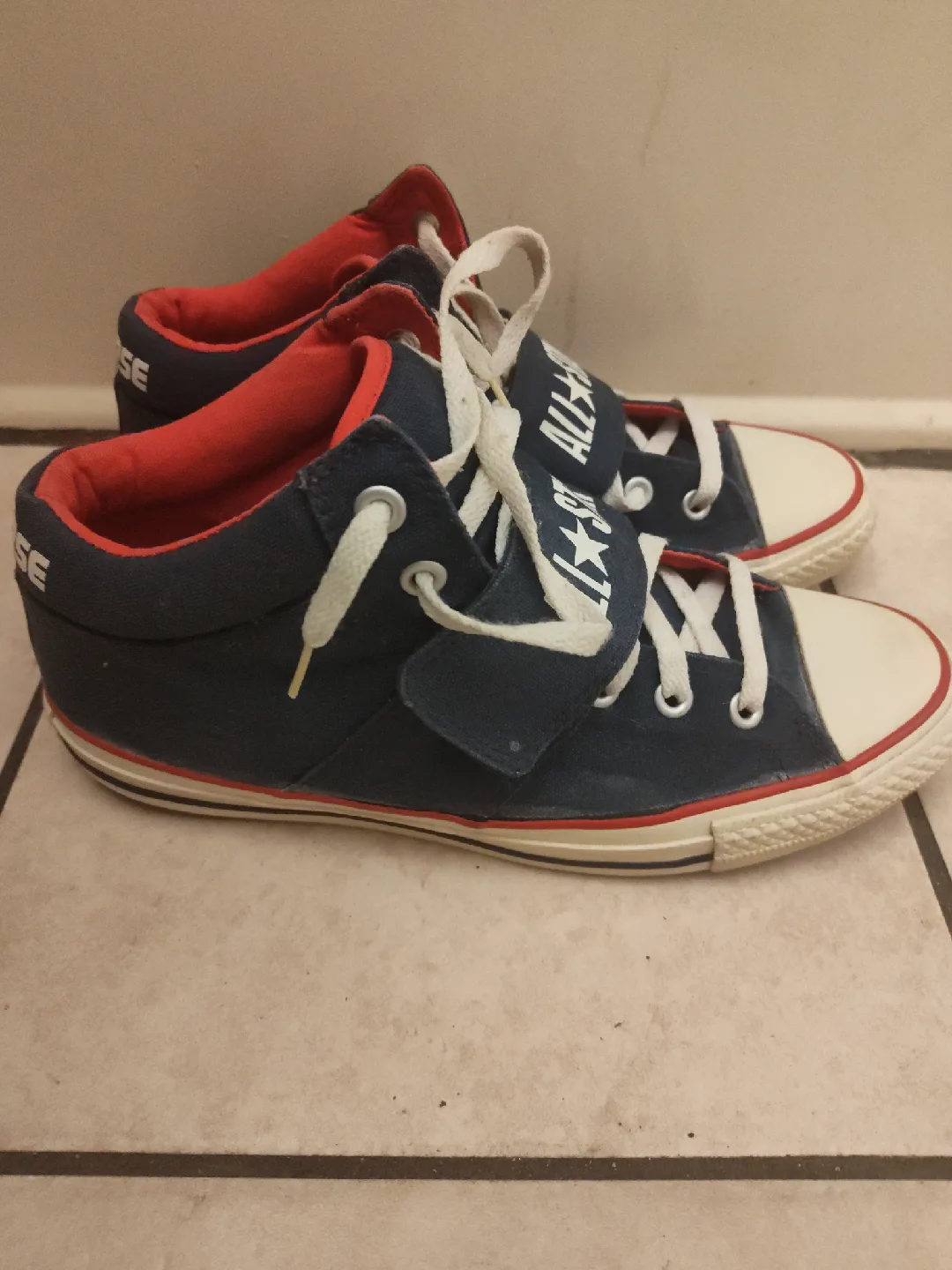 Converse All Star High Top Sneakers (SIZE 9) image indicator(3)