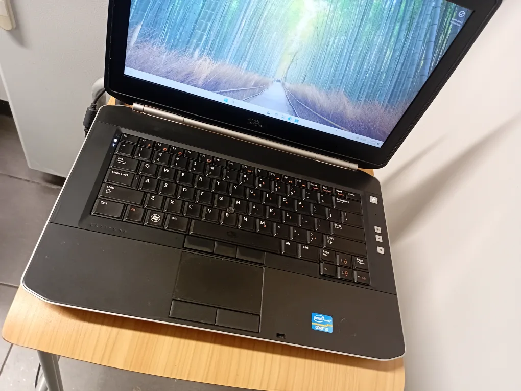 Dell laptop Windows 11 Intel i5 HDMI image indicator(3)