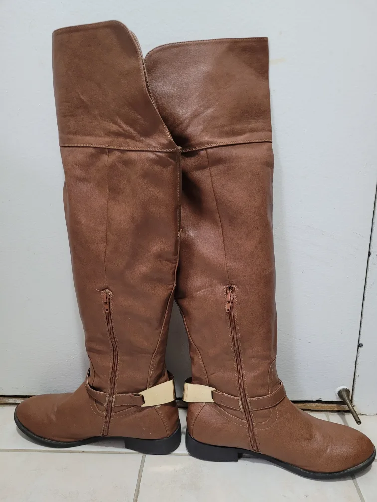 FREE Brown Over-the-Knee Boots - Size 11 image indicator(2)