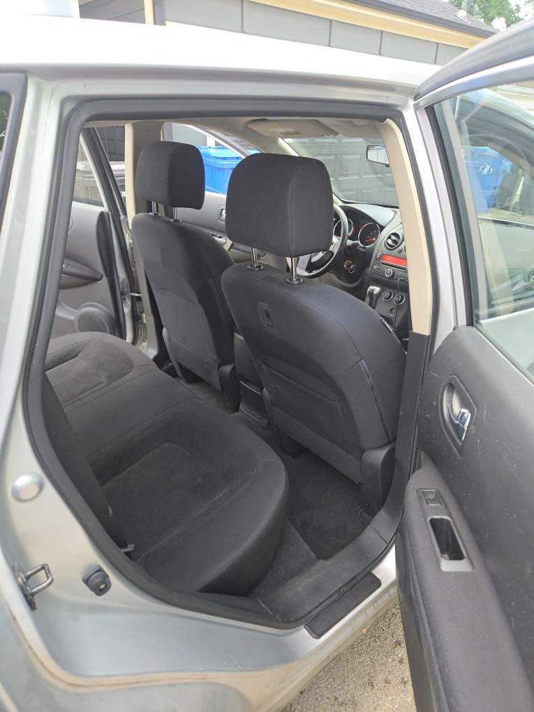 Nissan Rogue Silver SUV - photo 2