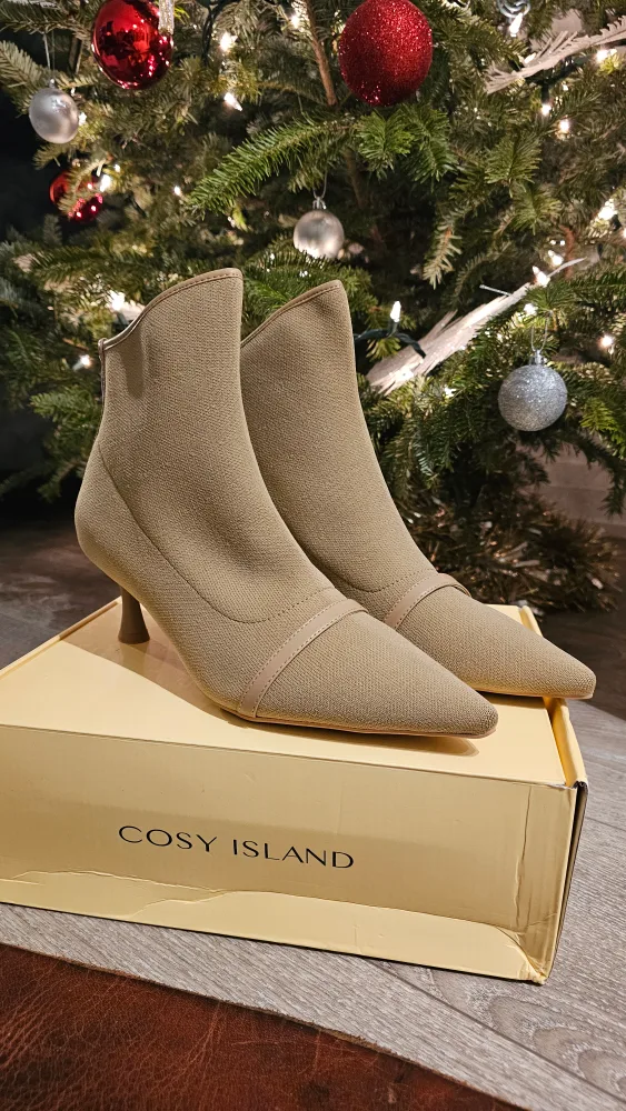 Size 10 NEW Cosy Island Beige Ankle Boots thumbnail