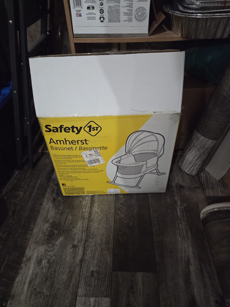 Safety 1st Amherst Bassinet - Like New! - photo 2
