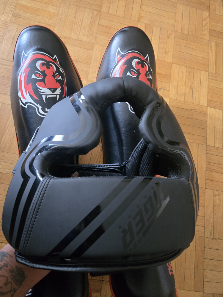Tiger Pro martial arts Head Guard & Shin Guards Set - photo 2