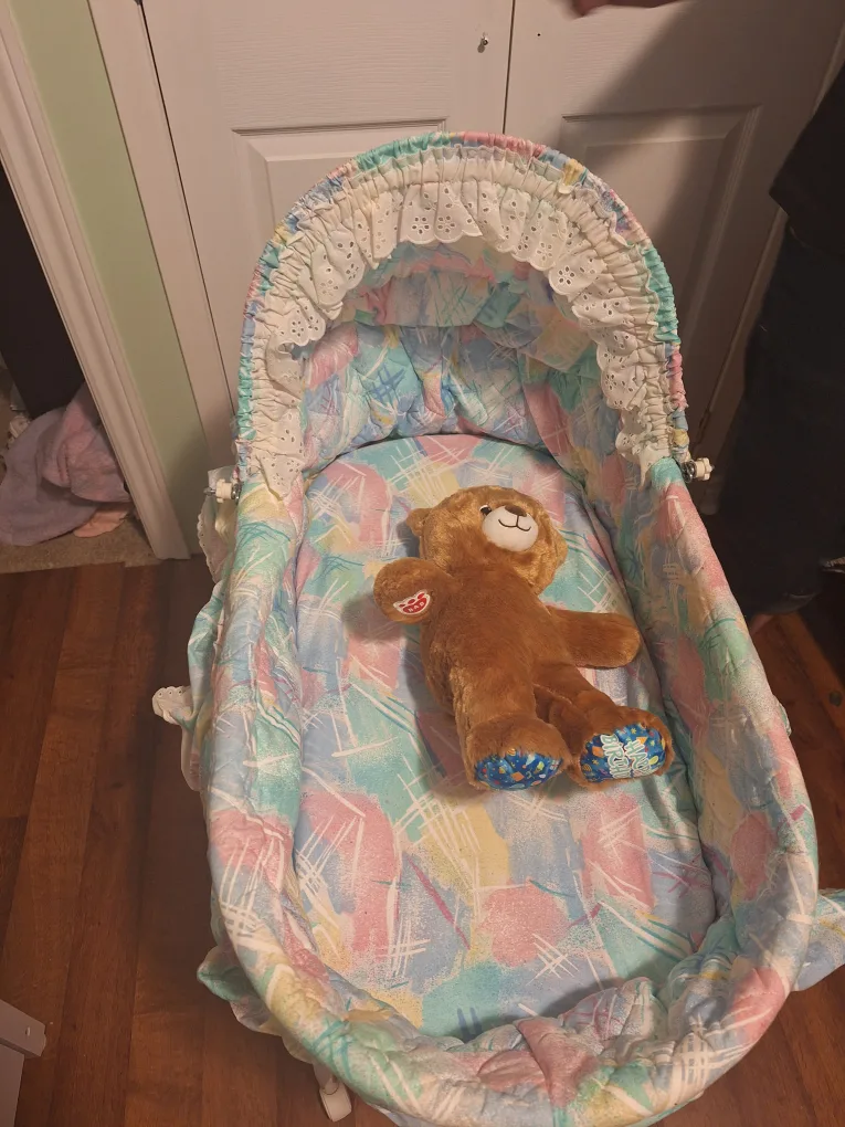 Portable, Foldable Bassinet image indicator(2)