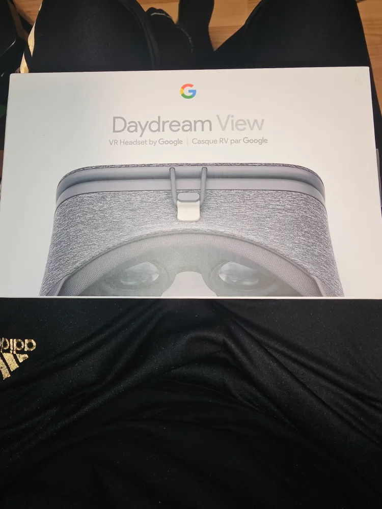 Google Daydream View VR Headset thumbnail