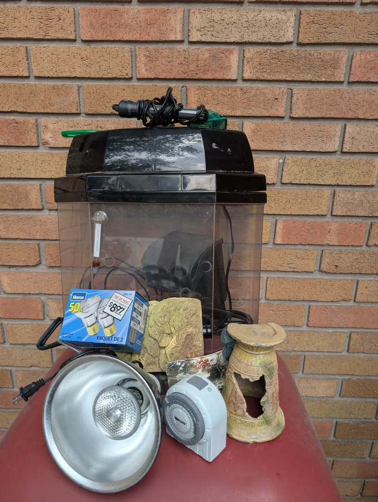 Fish Tank with Accessories image indicator(5)