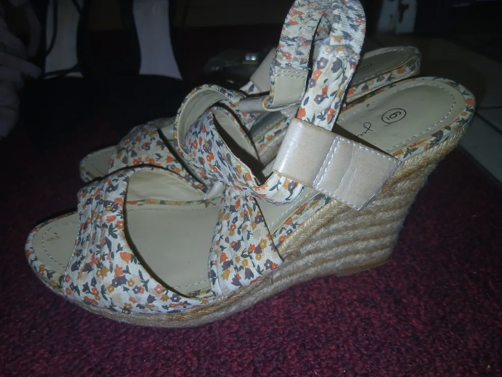 Juliet & James Floral Wedge Sandals - Size 6 thumbnail