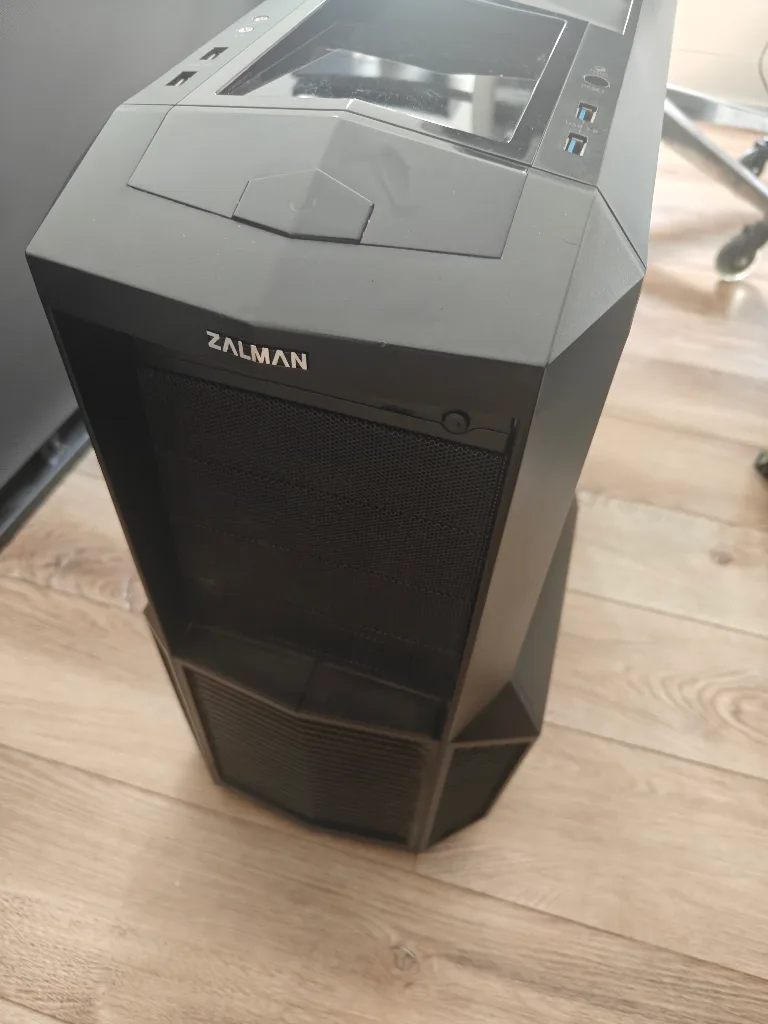 PC case with parts thumbnail