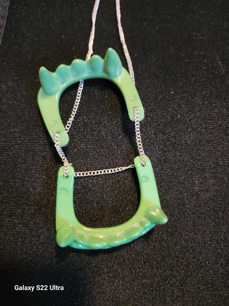 Novelty Green Vampire Teeth Necklace image indicator(2)