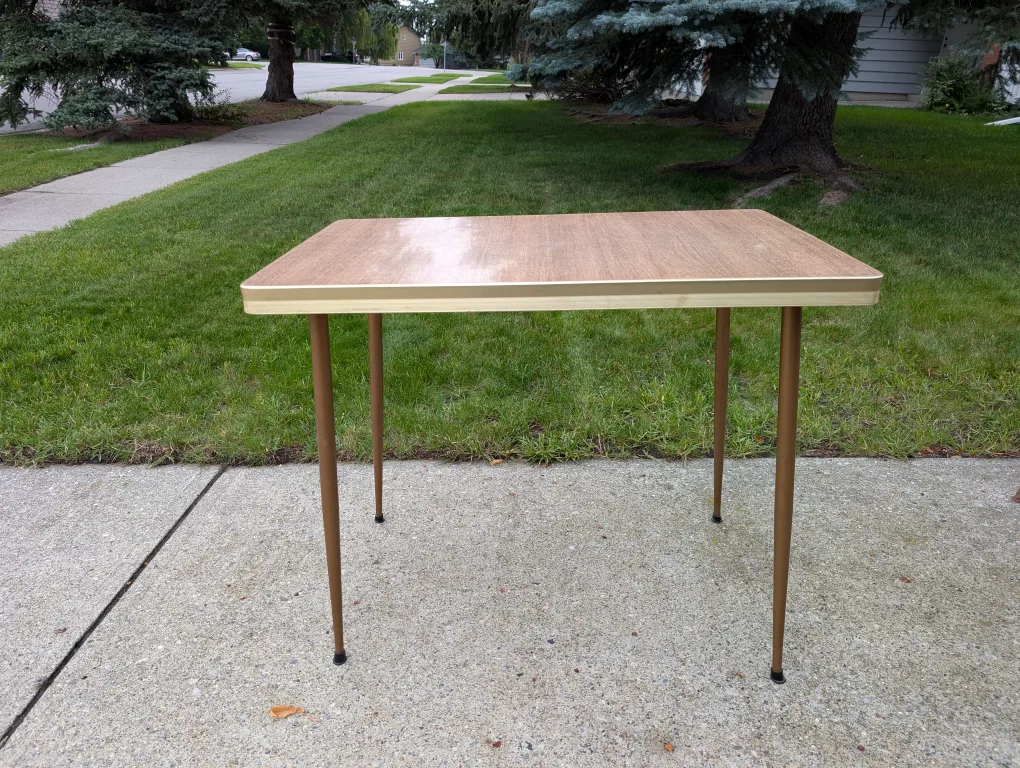 Adorable RETRO Vintage Table