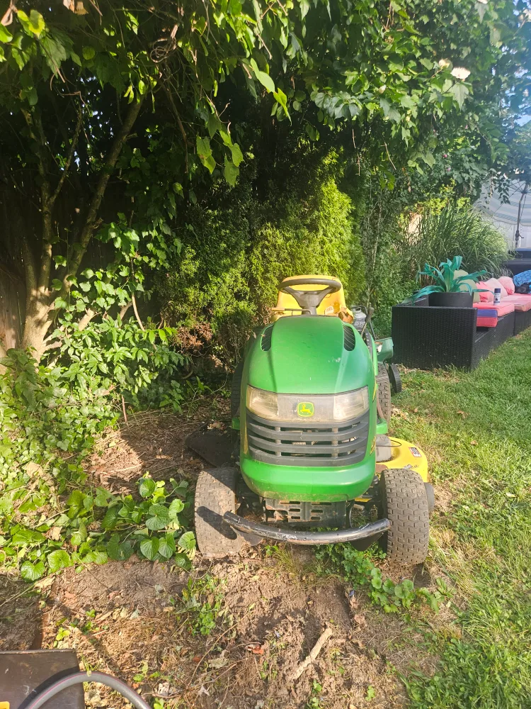 John Deere L110 Riding Lawn Mower image indicator(2)