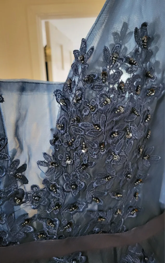 Elegant Navy Blue Evening Gown – Size M/L – Like New image indicator(5)