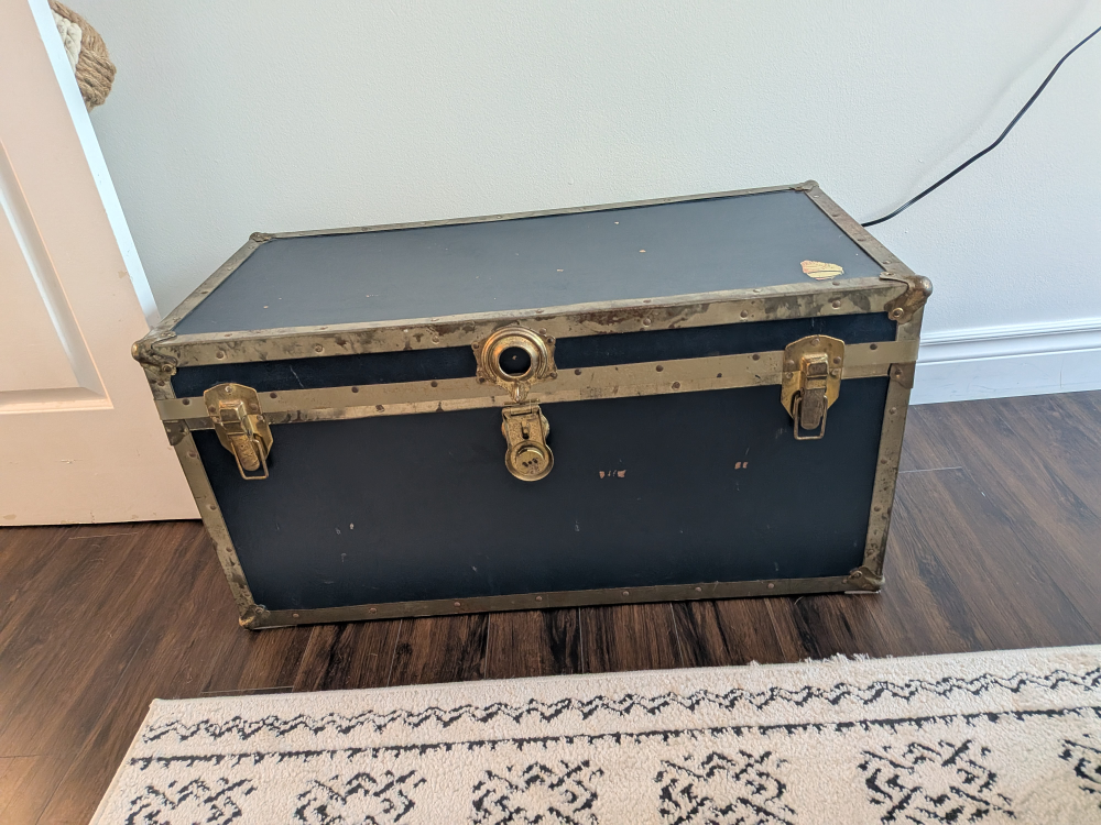 Vintage storage trunk/seat/coffee table