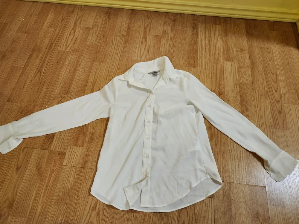 Loose white dress shirt image indicator(2)