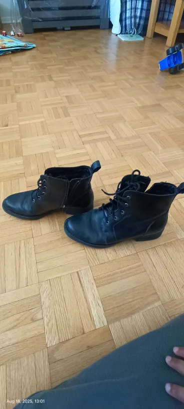 Børn Women's Leather Betsy Boots - Black, Size 6.5 image indicator(3)